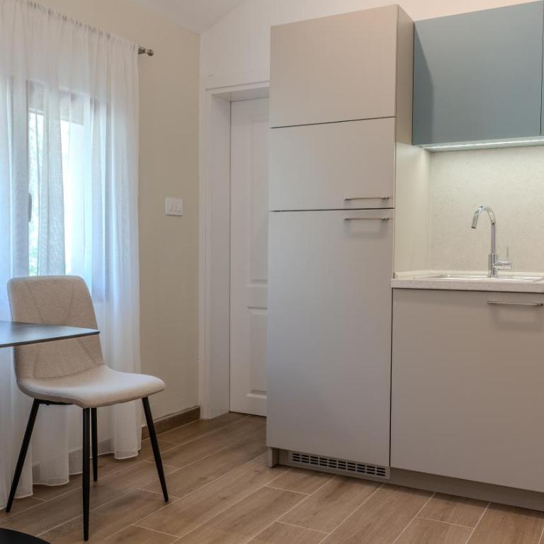 Hill House Orahovac - Studio Apartment with Queen Bed - 1