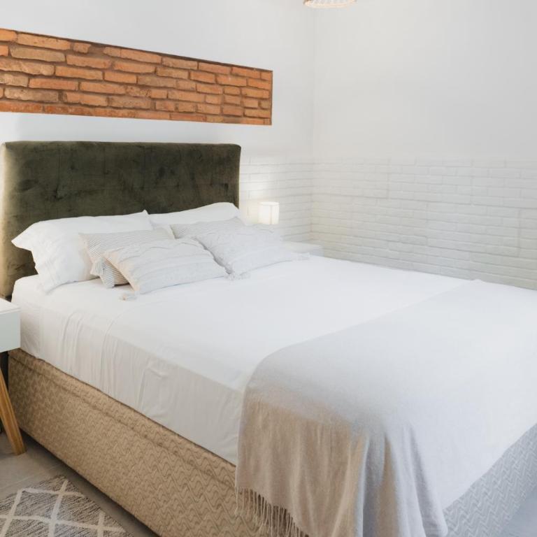 Habitación en casa colonial con jardín y piscina - Centro de Asunción - Wifi Full - One-Bedroom Apartment - 1