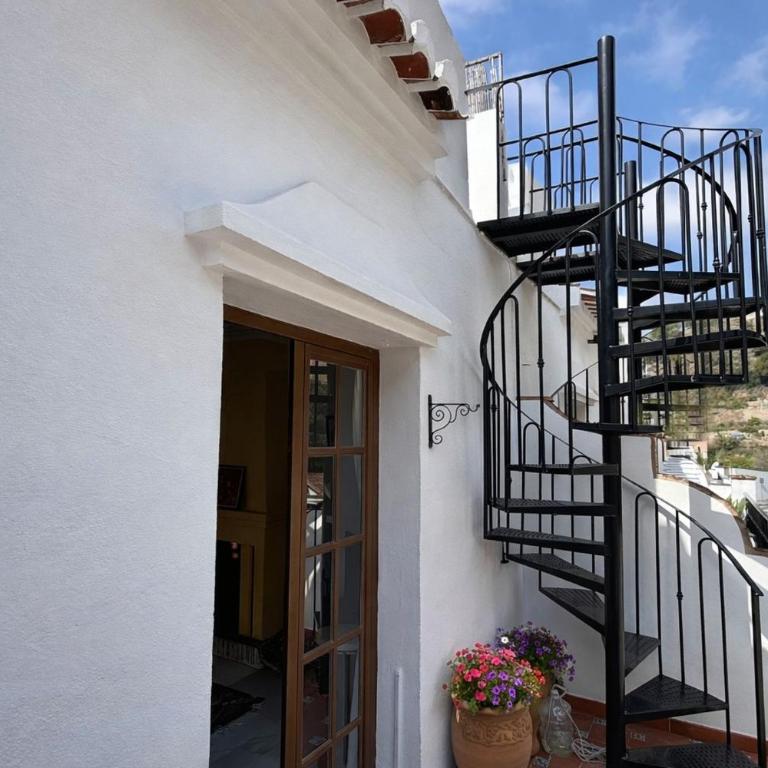 Charming 3-Bedroom Apartment in Scenic Frigiliana - Apartamento - 2