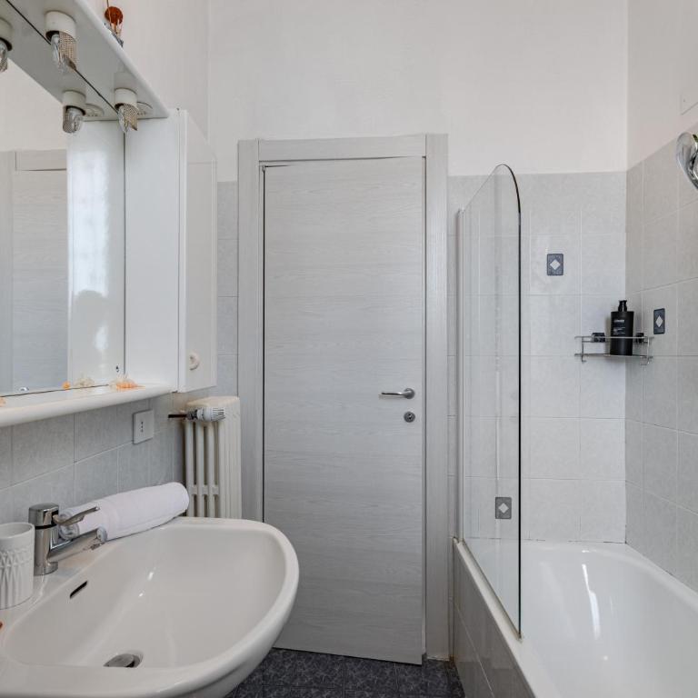 Hostly Santo Stefano Tower View Apartment - Appartamento con 3 Camere da Letto e con Balcone - 34