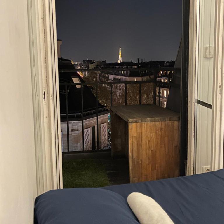 Eiffel Tower View Apartment - Chambre Double Deluxe avec Balcon - 10