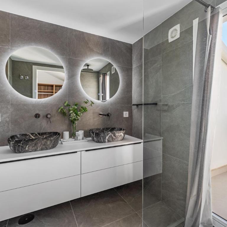 Newly Renovated 3BED Penthouse Retreat with Pools in Prime Location - Apartamento de 3 dormitorios con vistas al mar - 31