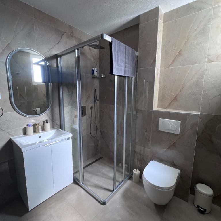 Golden Lux Apartment - One-Bedroom Apartment - 9