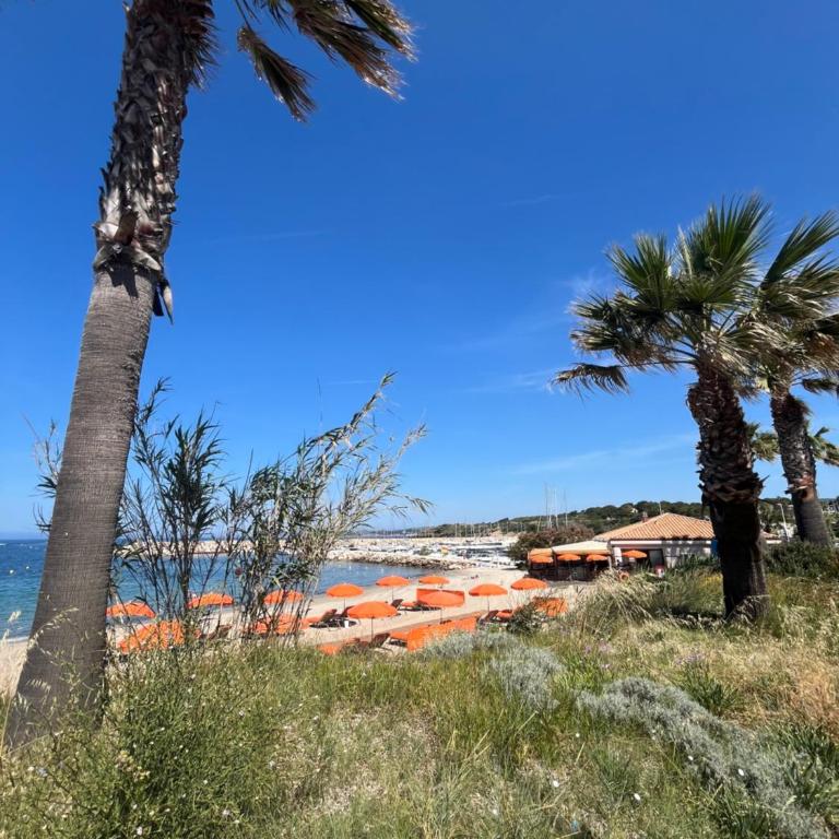 TOUT A PIED Dernier étage Vue imprenable EST-SUD OUEST mer -plage 100m-box - One-Bedroom Apartment - 38