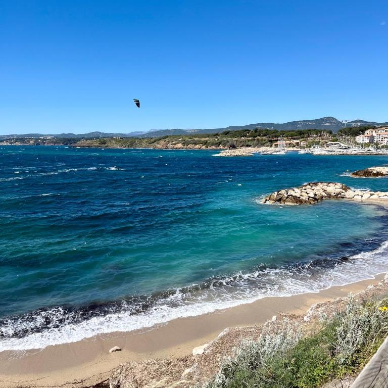 TOUT A PIED Dernier étage Vue imprenable EST-SUD OUEST mer -plage 100m-box - One-Bedroom Apartment - 30