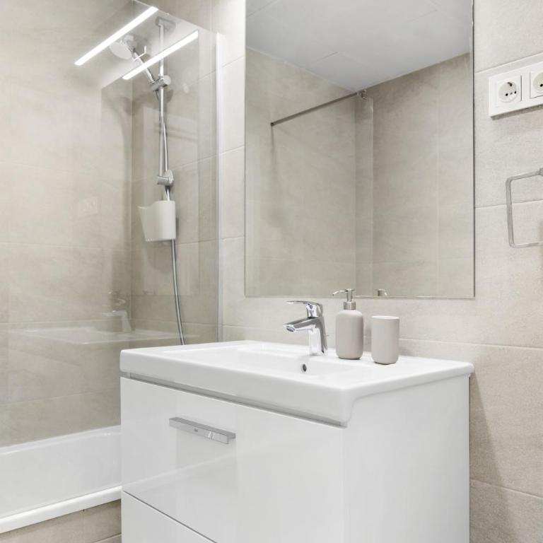 Malaga Eye - Pool Gym & Parking FREE - Apartamento - 11
