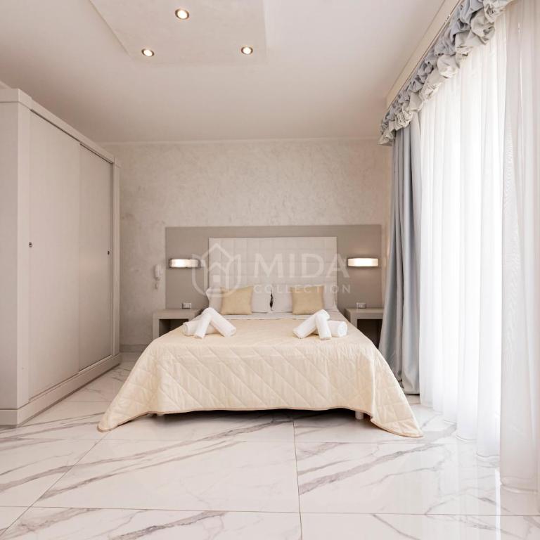 Riviera Luxury Rooms - Deluxe Double Room with Balcony - 3