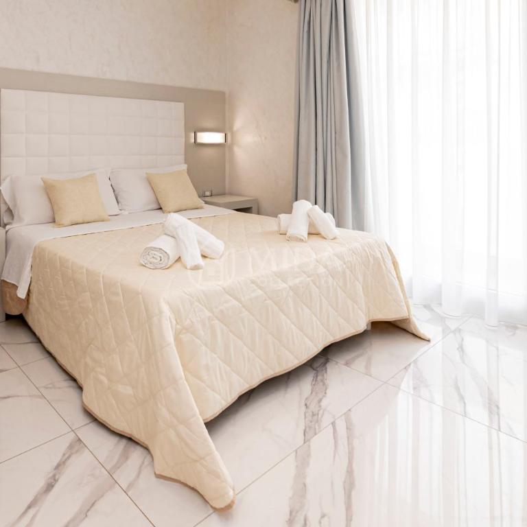 Riviera Luxury Rooms - Deluxe Double Room with Balcony - 1