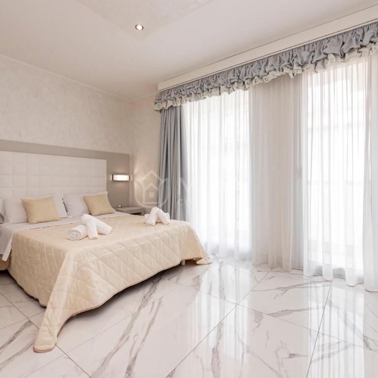 Riviera Luxury Rooms - Deluxe Double Room with Balcony - 9