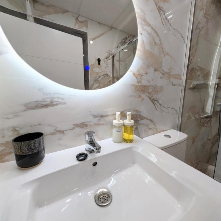 Lofts IFEMA CH - Deluxe Double Room with Shower - 5