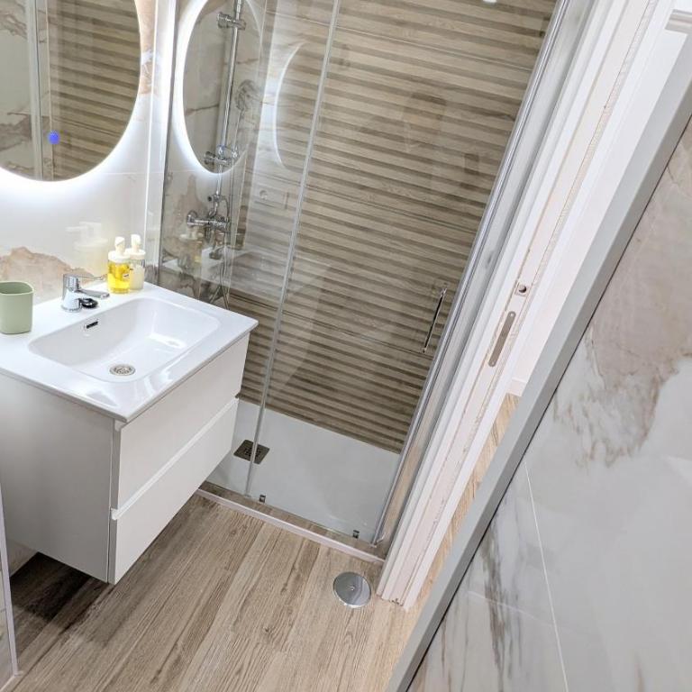 Lofts IFEMA CH - Double Room with Private Bathroom - 2