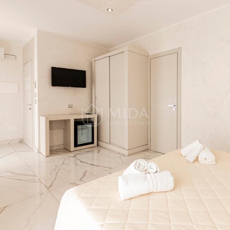 Riviera Luxury Rooms - Double Room with Balcony - 1