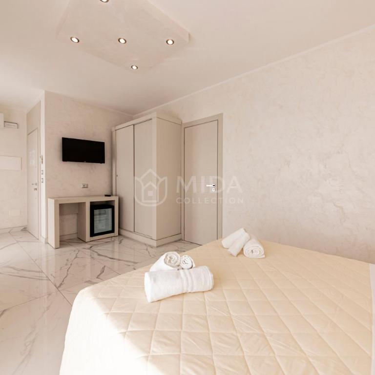 Riviera Luxury Rooms - Double Room with Balcony - 5