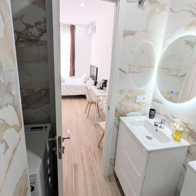 Lofts IFEMA CH - Deluxe Double Room with Shower - 19
