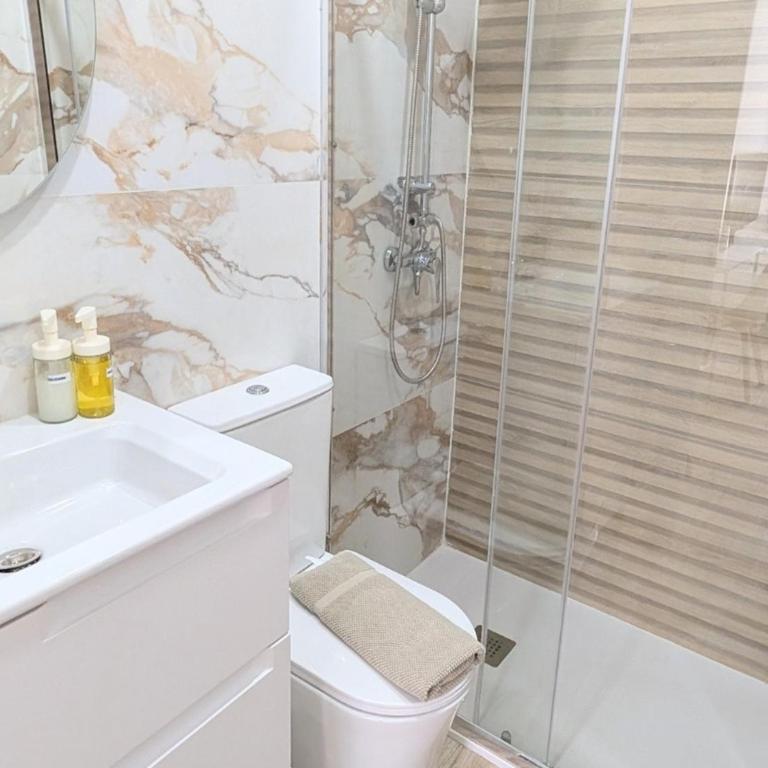 Lofts IFEMA CH - Deluxe Double Room with Shower - 20