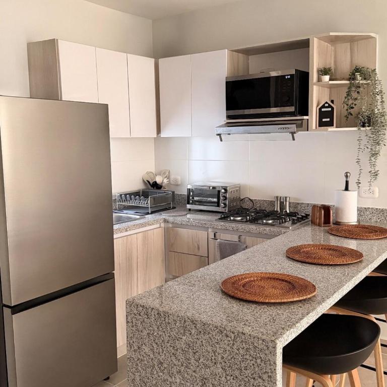 Modern 2BR Near Beach - Hot Water and Wi-Fi - Deluxe Apartment - 5