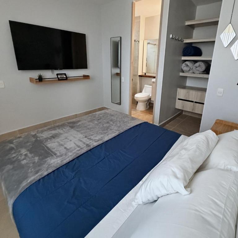 Modern 2BR Near Beach - Hot Water and Wi-Fi - Deluxe Apartment - 7