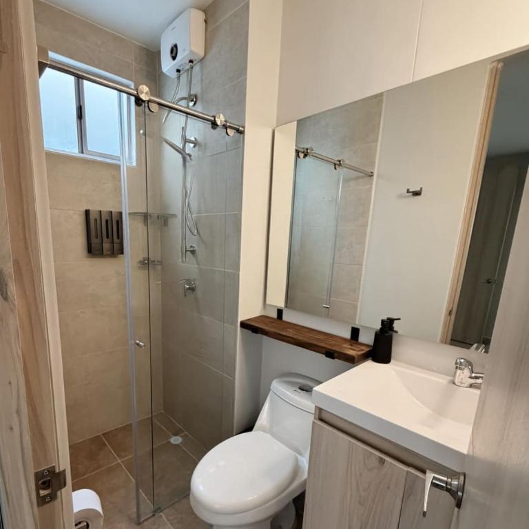 Modern 2BR Near Beach - Hot Water and Wi-Fi - Deluxe Apartment - 20