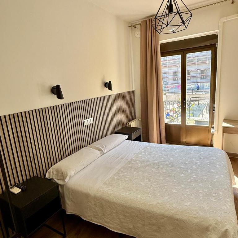 Hostal Fernández Atocha - Double Room with Shared Bathroom - 2