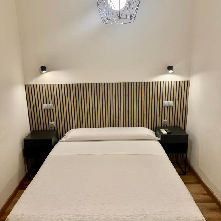 Hostal Fernández Atocha - Double Room with Shared Bathroom - 5