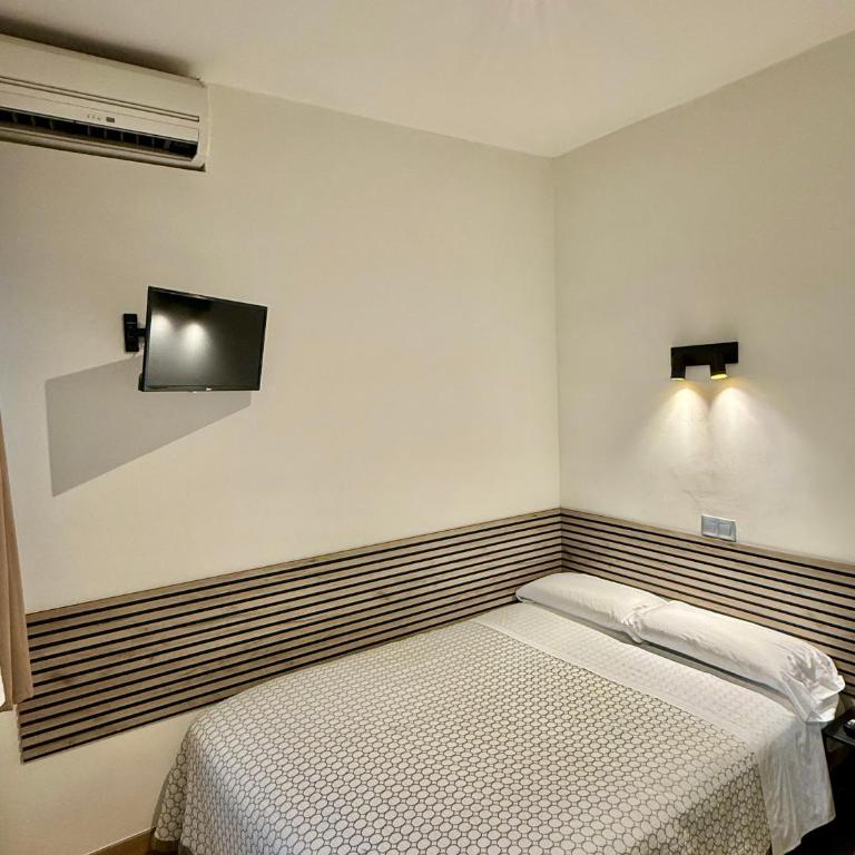 Hostal Fernández Atocha - Double Room with Shared Bathroom - 6