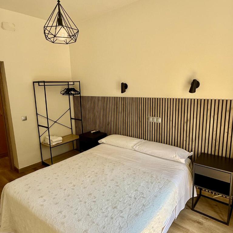 Hostal Fernández Atocha - Double Room with Shared Bathroom - 1