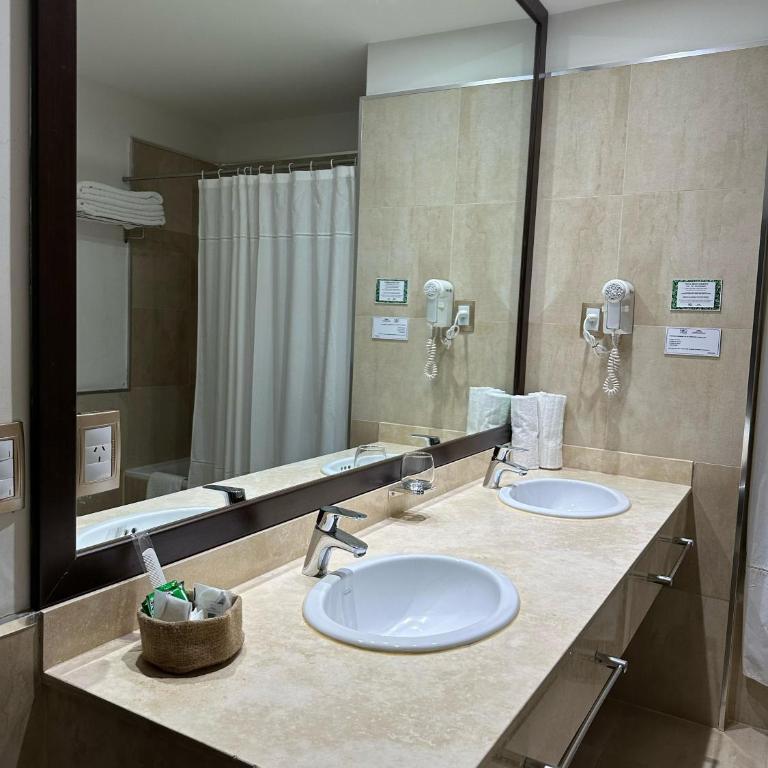 Howard Johnson Hotel & Casino - Doble Superior - 4
