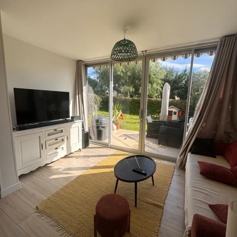 Appartement Familial pour couple avec 2 enfants avec Jardin piscine et parking recharge véhicule électrique - Two-Bedroom Apartment - 4