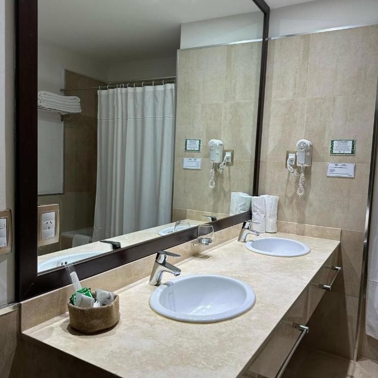 Howard Johnson Hotel & Casino - Suite Deluxe - 4