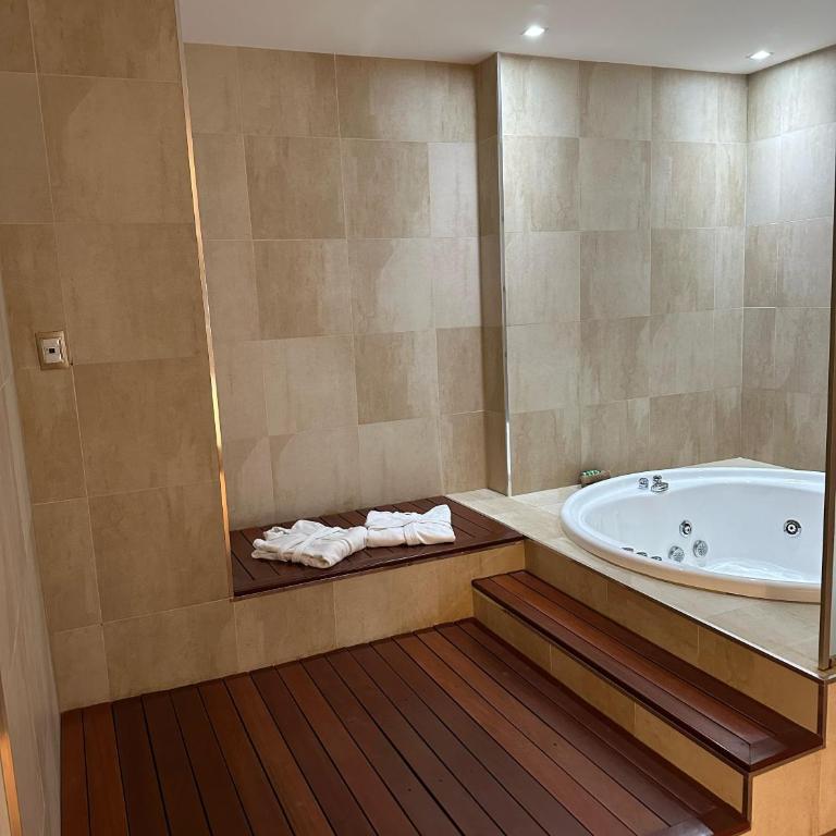 Howard Johnson Hotel & Casino - Suite Presidencial - 3