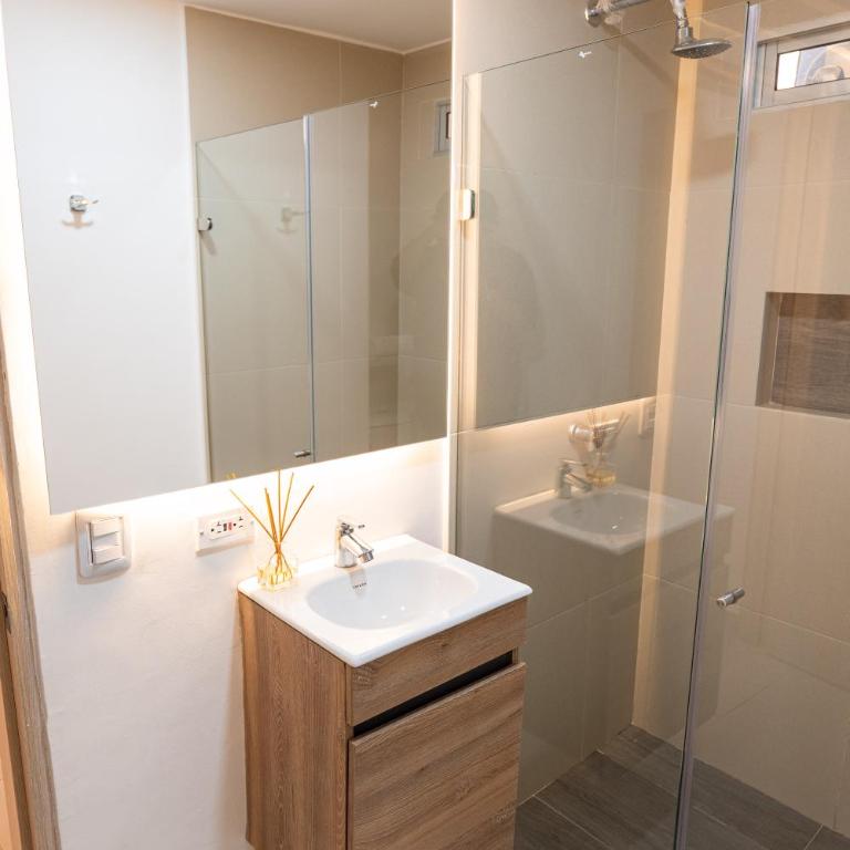 Casa Mishka Hotel Boutique - Quadruple Room with Bathroom - 2