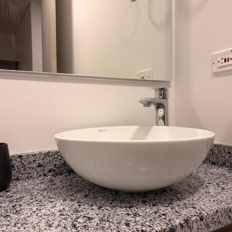 Apartamento moderno en Laureles excelente sector cerca al Portal del Quindio - Apartamento de 2 dormitorios - 7