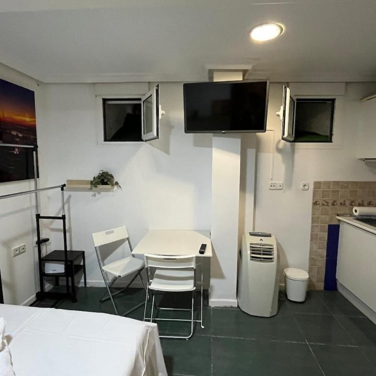 Small Studio in Central Madrid - One-Bedroom Apartment - 3
