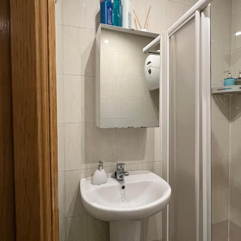 Small Studio in Central Madrid - One-Bedroom Apartment - 5