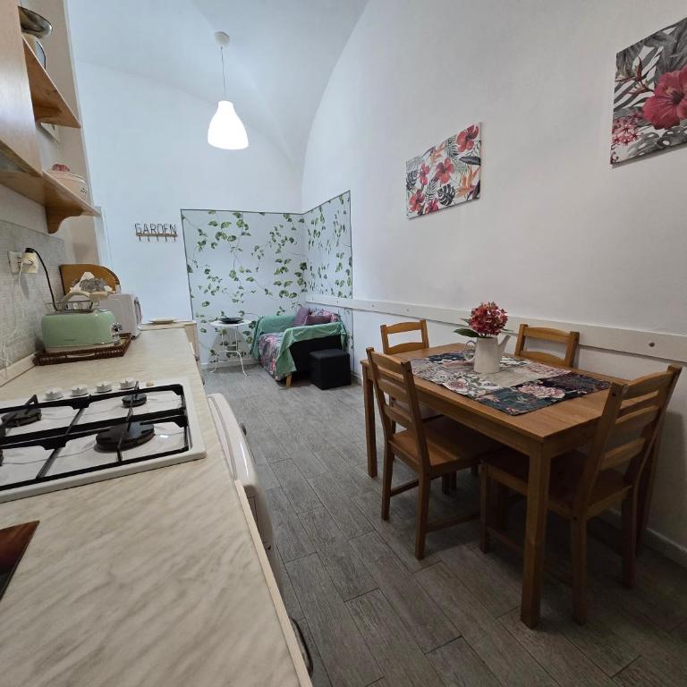 Rome Garden House - Two-Bedroom House - 17