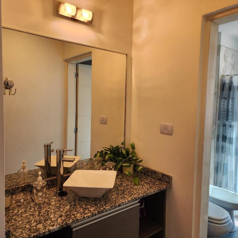 Cálido depto con buena ubicación - Apartamento de 1 dormitorio con balcón y vistas a la montaña - 25