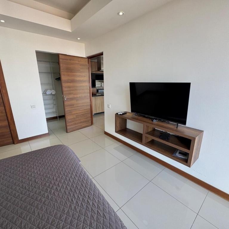Spacious apartment with a beautiful view and fast WiFi - One-Bedroom Apartment - 11