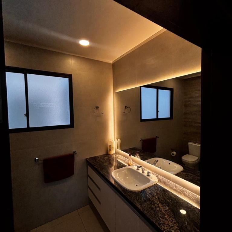 Departamento céntrico y de lujo - Family Room with Balcony - 9