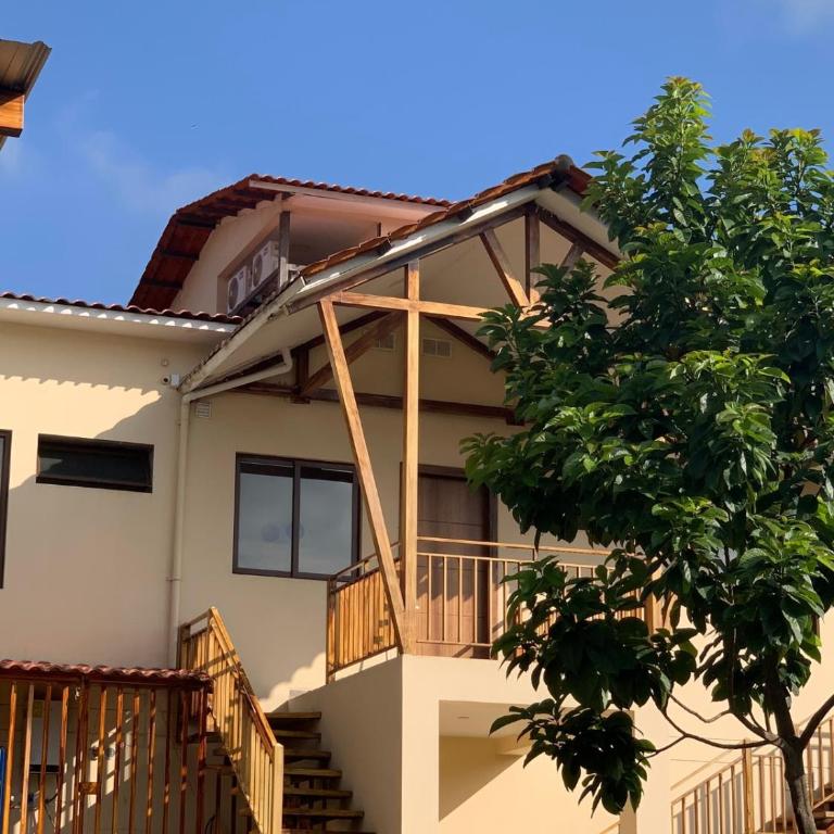The Riverfront Mini Mansion, 4 Bedrooms & VIP Suite, Near City Center - Four-Bedroom House - 1