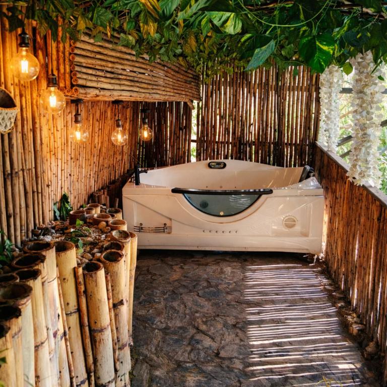 Omghat Glamping - Domo Ganesha - Deluxe King Room - 5