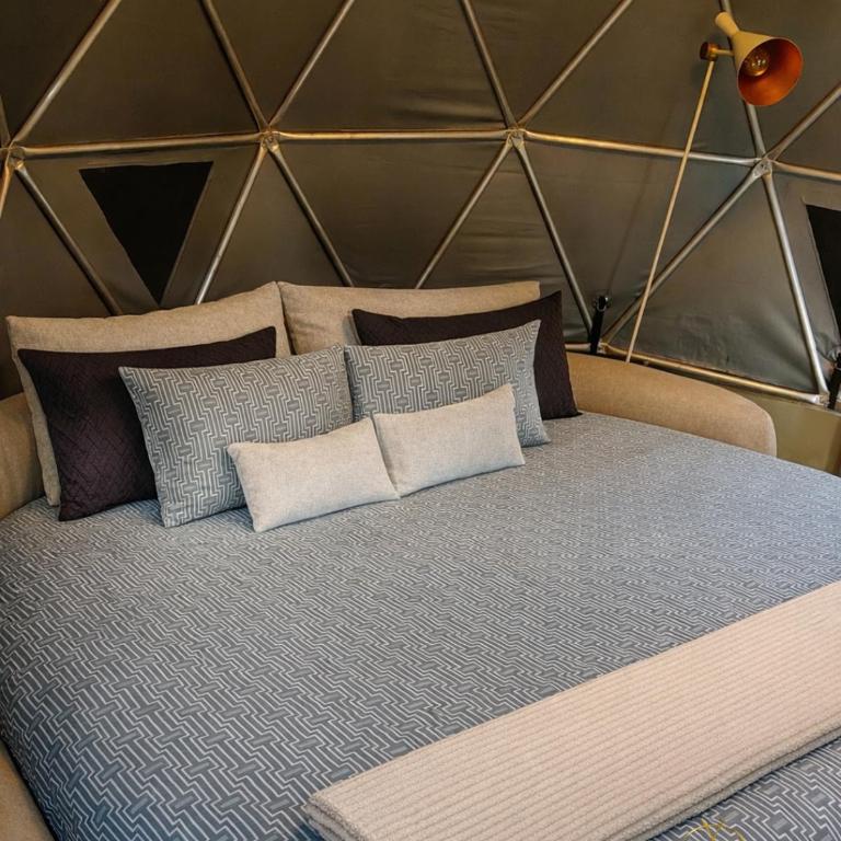 Omghat Glamping - Domo Sarasvasti - Habitación con cama grande y bañera de hidromasaje - 7
