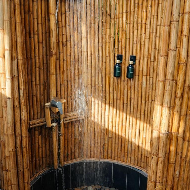 Omghat Glamping - Domo Sarasvasti - Habitación con cama grande y bañera de hidromasaje - 2