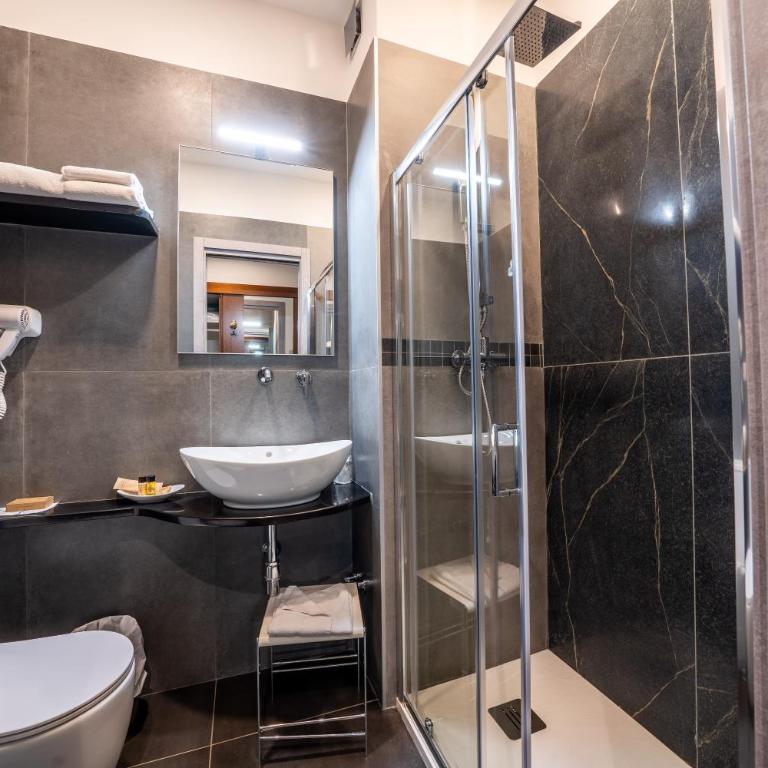 Hotel Plaza - Superior Double or Twin Room - 10