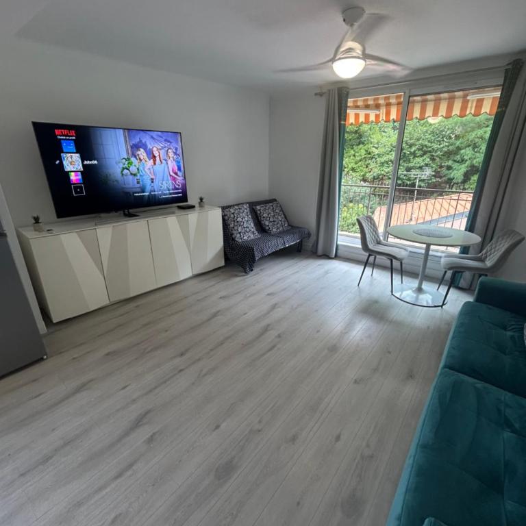 Grand Studio 4 couchages Gare routière et train station Plages et Casino à pied Nespresso Netflix fast Wifi - Appartement 1 Chambre - 3