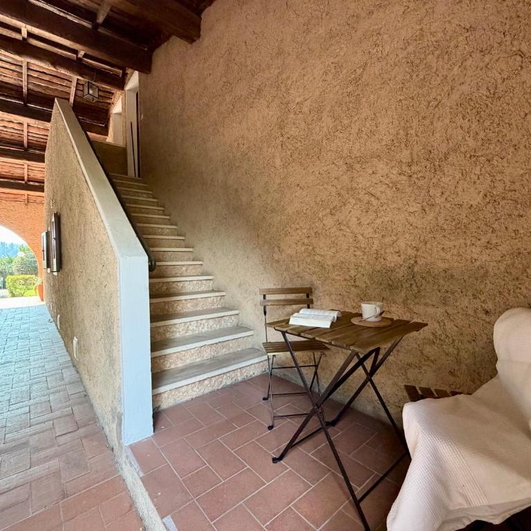 GIULIA LAKE RETREAt - One-Bedroom Apartment - 1
