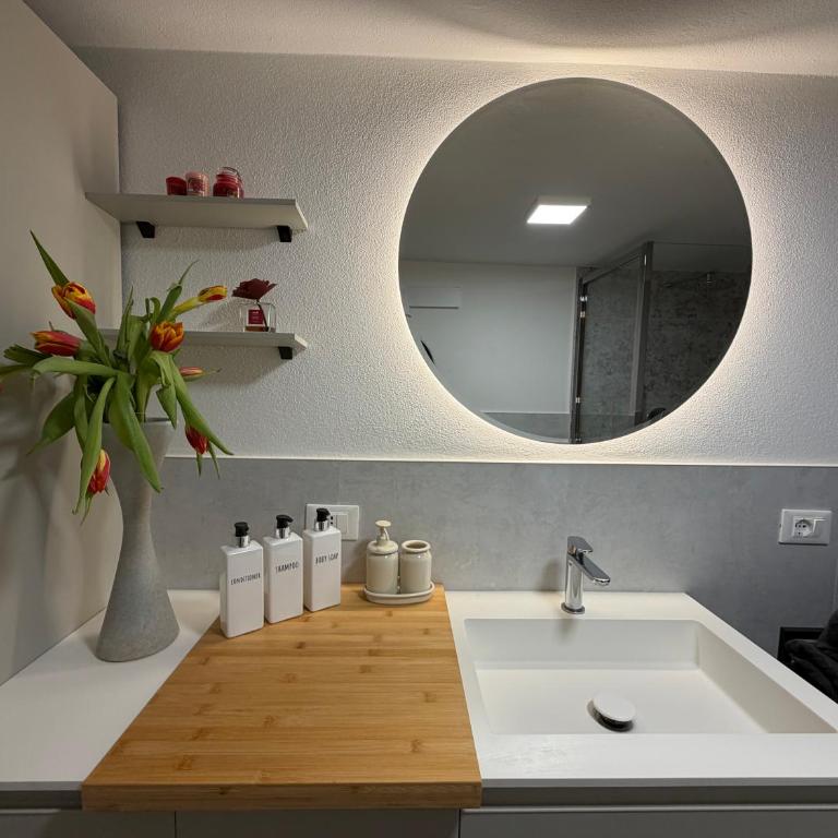 GIULIA LAKE RETREAt - One-Bedroom Apartment - 8