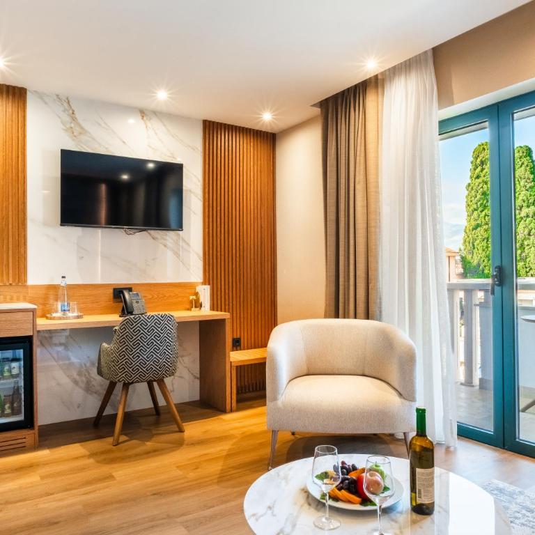 Boutique Hotel Villa Royal - One-Bedroom Apartment with Balcony and Sea View - 4