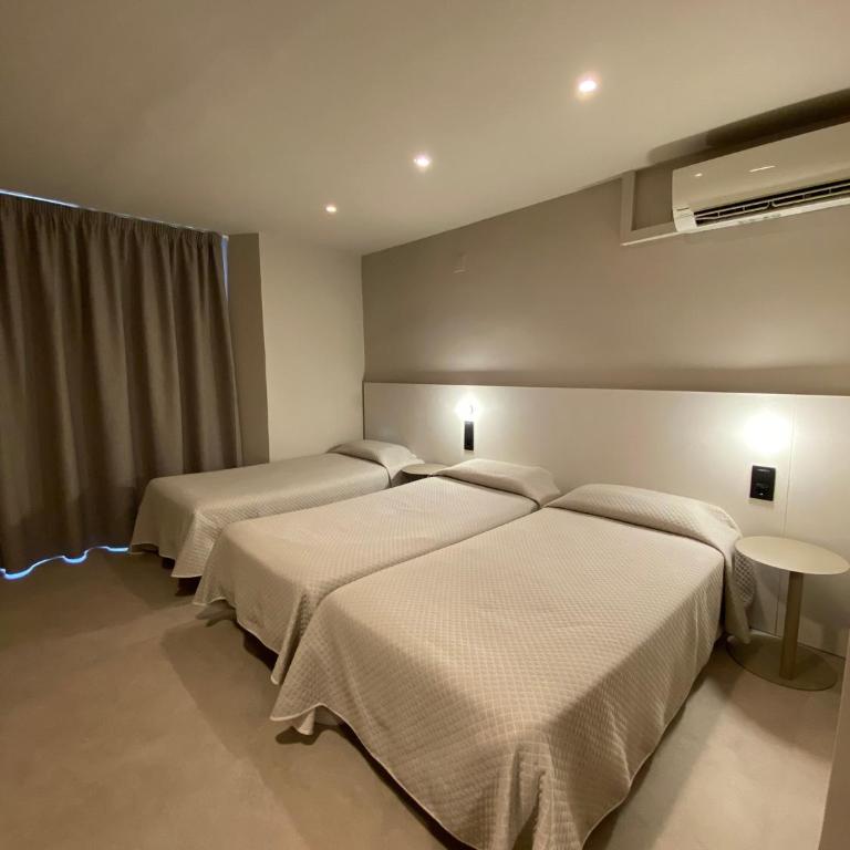 Pensión Coral - Triple Room with Balcony - 4