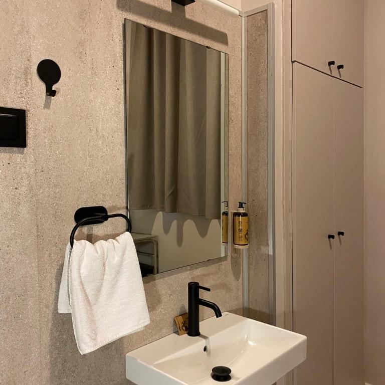Pensión Coral - Single Room with Shared Bathroom - 1