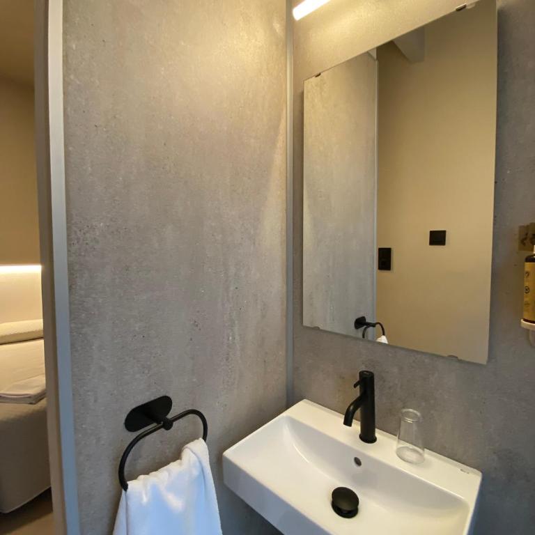 Pensión Coral - Single Room with Shared Shower and Toilet - 3